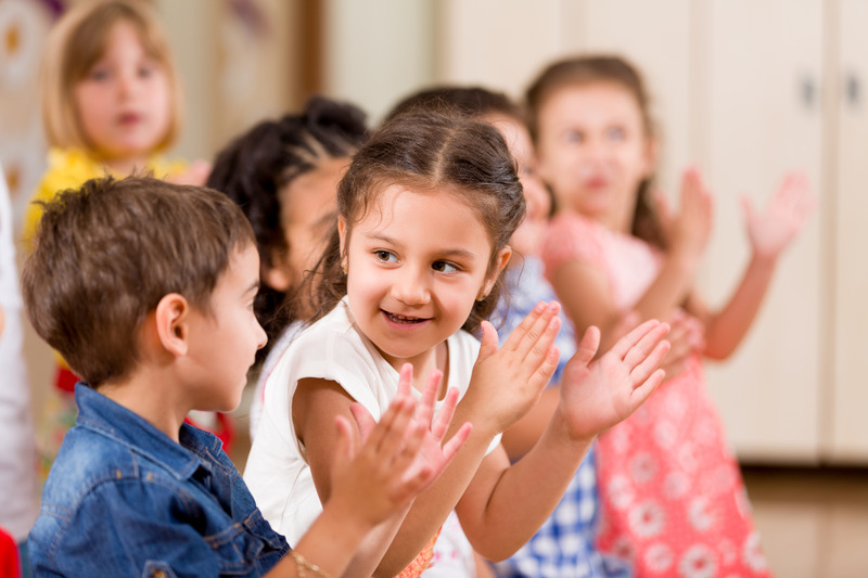 blue mountains preschools kids sitting in a group clapping