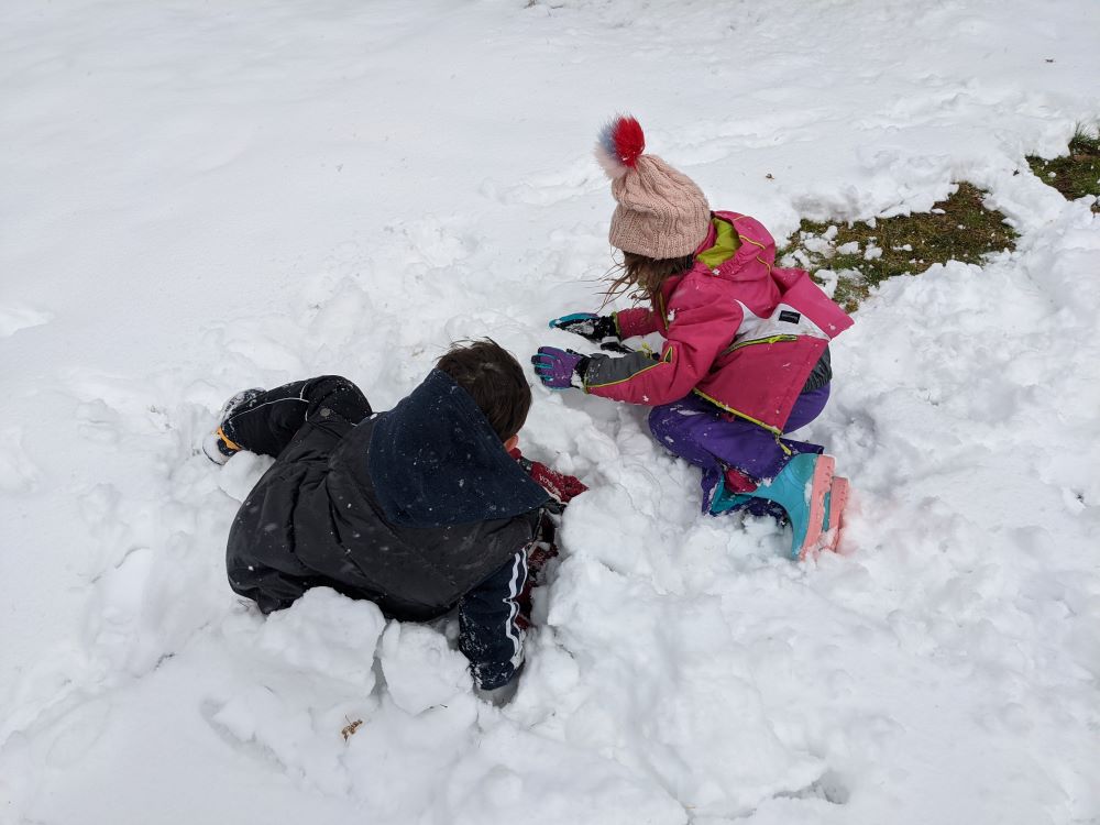 kids playing in the snow blackheath, oberon blue mountains