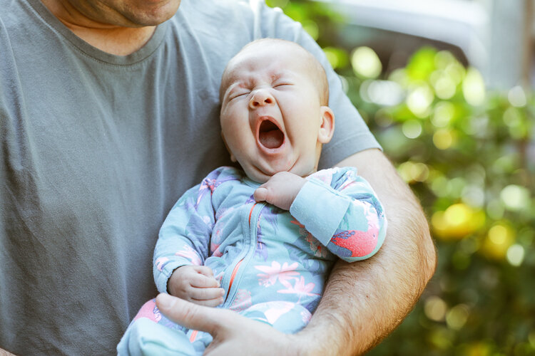 maja baska blue mountains photographer family photo yawning baby