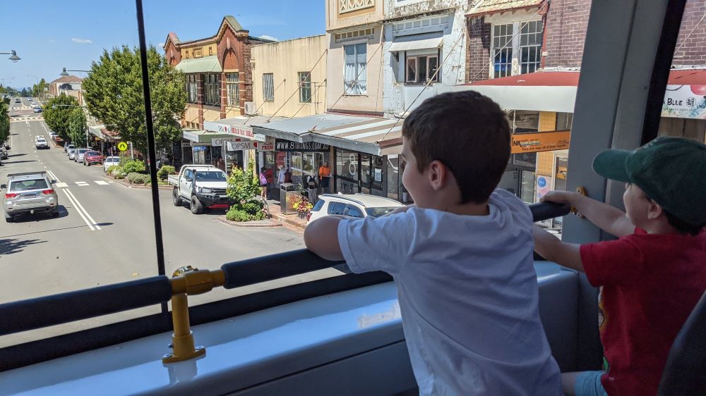 children exploring katoomba in the blue mountains on the blue mountains explorer bus