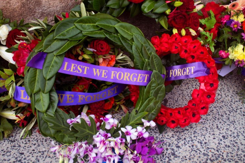 ANZAC Day Blue Mountains lay a wreath