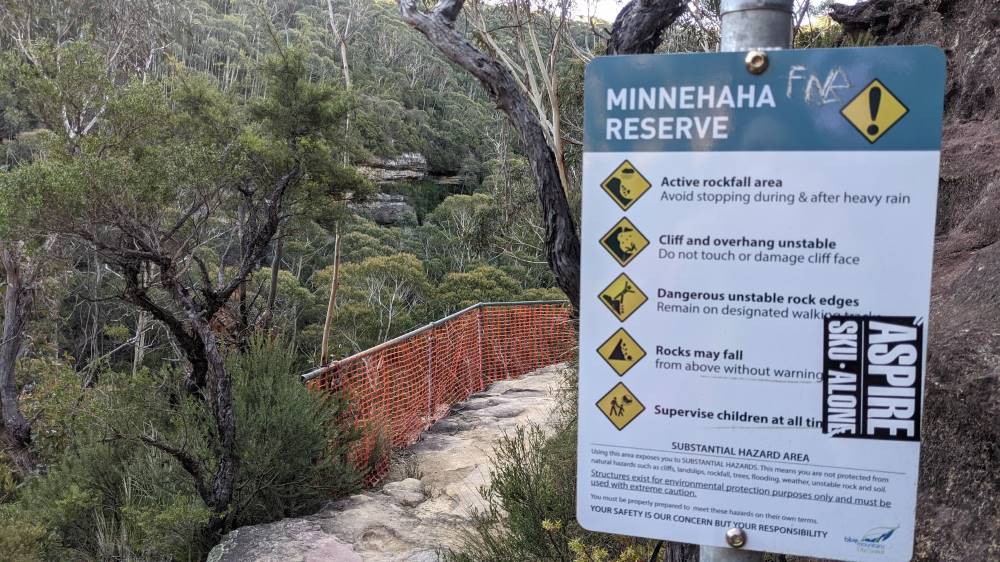 Minnehaha Falls Track Katoomba bushwalk warning sign