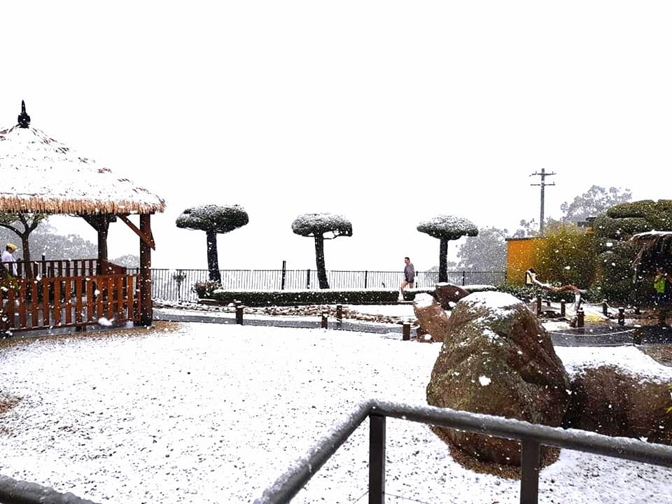 japanes bath house blue mountains on a snowy day