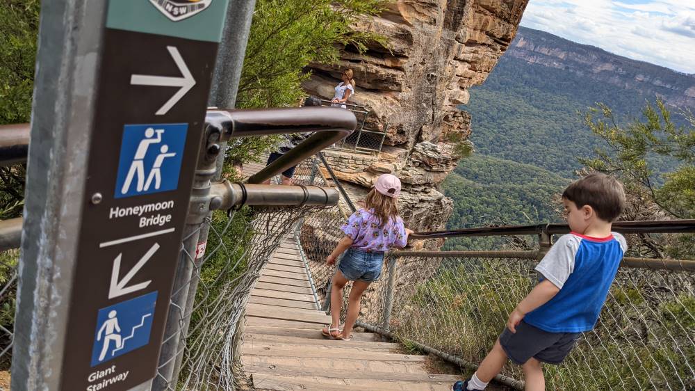 Things To Do In The Blue Mountains walk to honeymoon bridge from echo point latoomba