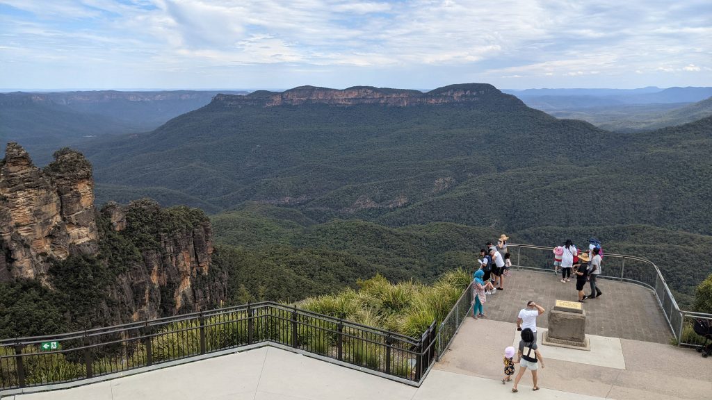 Things To Do In The Blue Mountains echo point lookout katoomba