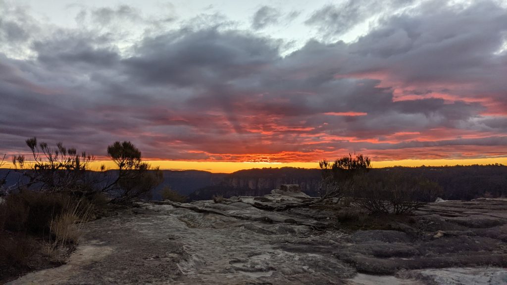 Things To Do In The Blue Mountains watch the sunset at lincoln's rock