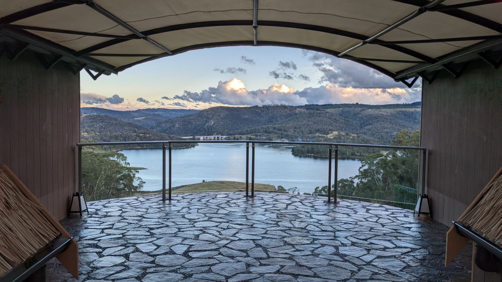 Japanese Bath House Blue Mountains view over Lake Lyell Lithgow