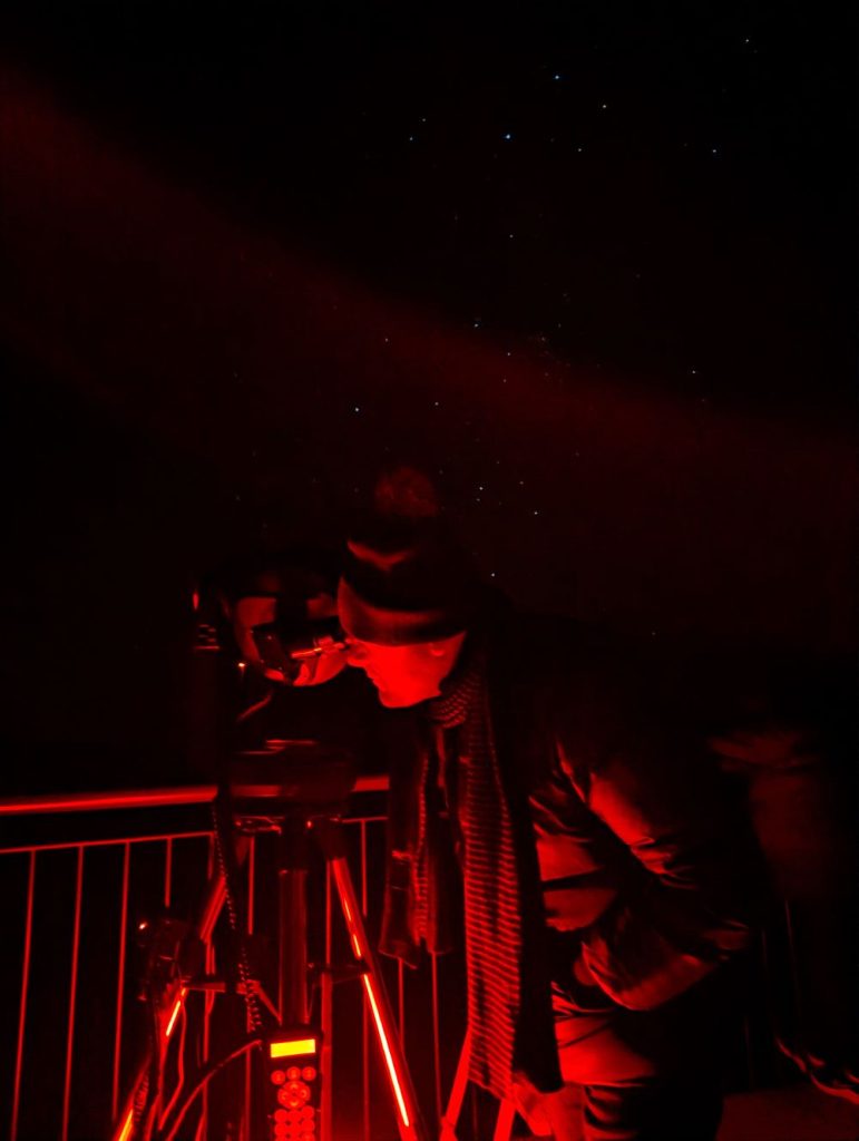 A man looking through the telescope onn a Blue Mountains Stargazing tour