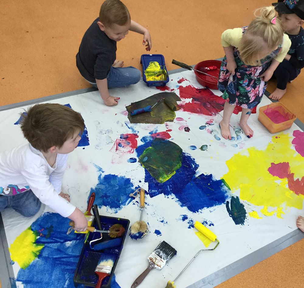 blue mountains spring school holidays activities guide 2023 art workshops at the penrith regional gallery, children painting on a large canvas